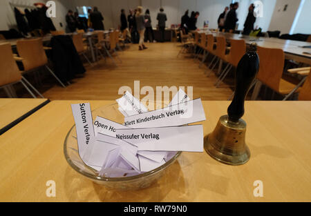 Leipzig, Allemagne. Le 05 Mar, 2019. Une cloche ainsi qu'un bol avec beaucoup pour l'ordre des présentations de livres se tient sur une table dans la maison du livre. La Börsenverein a présenté les programmes actuels des maisons d'édition central allemand pour la prochaine Foire du livre de Leipzig, qui aura lieu du 21.03. au 24.03.2019. Credit : Sebastian Willnow/dpa-Zentralbild/dpa/Alamy Live News Banque D'Images