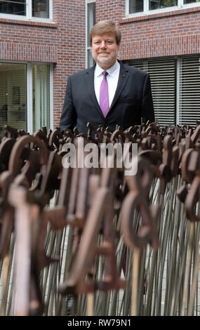 Leipzig, Allemagne. Le 05 Mar, 2019. Helmut Stadeler, Président de l'Association allemande pour la Saxe, Saxe-Anhalt et Thuringe, se dresse dans la cour intérieure de l'Haus des bois à une installation avec des lettres en métal. La Börsenverein a présenté les programmes actuels des maisons d'édition central allemand pour la prochaine Foire du livre de Leipzig, qui aura lieu du 21.03. au 24.03.2019. Credit : Sebastian Willnow/dpa-Zentralbild/dpa/Alamy Live News Banque D'Images