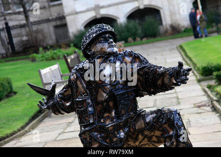 Liverpool, Royaume-Uni. 5 mars 2019. Une sculpture de l'artiste Alfie Bradley comprenant plus de 4 000 balles de réplique a été dévoilé dans le parc de l'église paroissiale de Liverpool avant le 75e anniversaire du D-Day. « Soldiers of Sacrifice" représente Denham Brotheridge, on croit être le premier soldat allié à être tués par l'ennemi sur D-Day en juin 1944. La sculpture est due à aller sur une tournée en Angleterre et en Normandie avant d'atteindre son domicile permanent à Portsmouth. Le soldat est accroupi comme si de jeter une grenade, mais au lieu de cela, il publie une colombe de la paix. Premos/Alamy Live News Banque D'Images