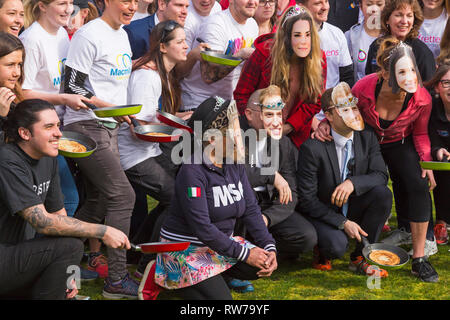 Christchurch, Dorset, UK. 5e Mar, 2019. Bon amusement renversant avait par tous à Christchurch de crêpes sur le pavillon de la race sur les crêpes Mardi Gras. Credit : Carolyn Jenkins/Alamy Live News Banque D'Images