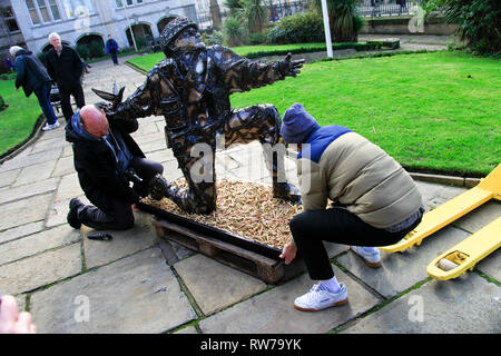 Liverpool, Royaume-Uni. 5 mars 2019. Une sculpture de l'artiste Alfie Bradley comprenant plus de 4 000 balles de réplique a été dévoilé dans le parc de l'église paroissiale de Liverpool avant le 75e anniversaire du D-Day. « Soldiers of Sacrifice" représente Denham Brotheridge, on croit être le premier soldat allié à être tués par l'ennemi sur D-Day en juin 1944. La sculpture est due à aller sur une tournée en Angleterre et en Normandie avant d'atteindre son domicile permanent à Portsmouth. Le soldat est accroupi comme si de jeter une grenade, mais au lieu de cela, il publie une colombe de la paix. Premos/Alamy Live News Banque D'Images