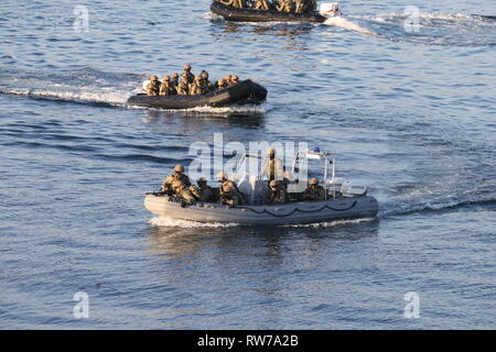 Izmir. 5e Mar, 2019. Les soldats participent la 'patrie' bleu 2019 exercice militaire naval à Izmir, Turquie, le 5 mars 2019. La plus importante jamais réalisée par forage la marine turque est considérée par les analystes comme un signe à la fois de la détermination d'Ankara afin de protéger ses droits d'exploration de gaz et territoriale dans la mer Méditerranée et le rebond de la marine des répercussions de l'échec d'un coup en 2016. Source : Xinhua/Alamy Live News Banque D'Images