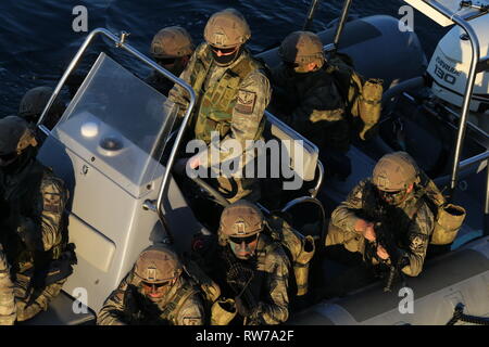 Izmir. 5e Mar, 2019. Les soldats participent la 'patrie' bleu 2019 exercice militaire naval à Izmir, Turquie, le 5 mars 2019. La plus importante jamais réalisée par forage la marine turque est considérée par les analystes comme un signe à la fois de la détermination d'Ankara afin de protéger ses droits d'exploration de gaz et territoriale dans la mer Méditerranée et le rebond de la marine des répercussions de l'échec d'un coup en 2016. Source : Xinhua/Alamy Live News Banque D'Images