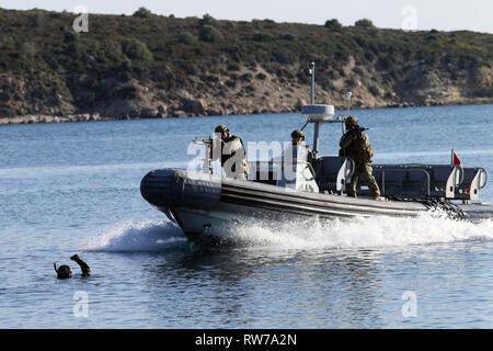 Izmir. 5e Mar, 2019. Les soldats participent la 'patrie' bleu 2019 exercice militaire naval à Izmir, Turquie, le 5 mars 2019. La plus importante jamais réalisée par forage la marine turque est considérée par les analystes comme un signe à la fois de la détermination d'Ankara afin de protéger ses droits d'exploration de gaz et territoriale dans la mer Méditerranée et le rebond de la marine des répercussions de l'échec d'un coup en 2016. Source : Xinhua/Alamy Live News Banque D'Images