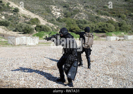 Izmir. 5e Mar, 2019. Les soldats participent la 'patrie' bleu 2019 exercice militaire naval à Izmir, Turquie, le 5 mars 2019. La plus importante jamais réalisée par forage la marine turque est considérée par les analystes comme un signe à la fois de la détermination d'Ankara afin de protéger ses droits d'exploration de gaz et territoriale dans la mer Méditerranée et le rebond de la marine des répercussions de l'échec d'un coup en 2016. Source : Xinhua/Alamy Live News Banque D'Images