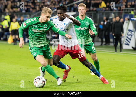 Hamburg, Deutschland. 08Th Mar, 2019. JATTA boulangerie (mi., HH) contre Maximilien SAUER (gauche, FUE) et Sebastian ERNST (FUE), action, lutte pour le ballon de football, Bundesliga, 2e 24e journée, le HSV Hambourg Hambourg Hambourg (HH) - Greuther Furth (FUE) 1 : 0, le 04.03.2019 à Hambourg/Allemagne. ¬ | Conditions de crédit dans le monde entier : dpa/Alamy Live News Banque D'Images