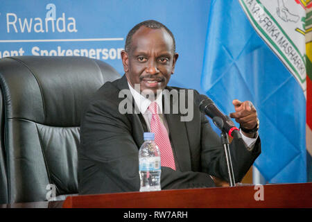 (190305) -- KIGALI, 5 mars 2019 (Xinhua) -- le ministre rwandais des affaires étrangères Richard Sezibera parle lors d'une conférence de presse organisée par le ministère rwandais des affaires étrangères et de la coopération internationale à Kigali, capitale du Rwanda, le 5 mars 2019. La courroie et Road Initiative est un partenariat qui est mutuellement bénéfique pour le Rwanda et l'adresse du Rwanda, les problèmes de développement du Ministre rwandais des affaires étrangères Richard Sezibera a dit ici mardi. (Xinhua/Cyril Ndegeya) Banque D'Images