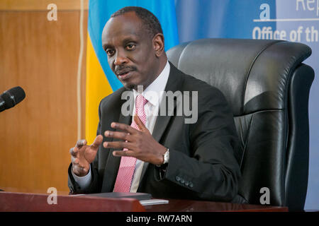 (190305) -- KIGALI, 5 mars 2019 (Xinhua) -- le ministre rwandais des affaires étrangères Richard Sezibera parle lors d'une conférence de presse organisée par le ministère rwandais des affaires étrangères et de la coopération internationale à Kigali, capitale du Rwanda, le 5 mars 2019. La courroie et Road Initiative est un partenariat qui est mutuellement bénéfique pour le Rwanda et l'adresse du Rwanda, les problèmes de développement du Ministre rwandais des affaires étrangères Richard Sezibera a dit ici mardi. (Xinhua/Cyril Ndegeya) Banque D'Images