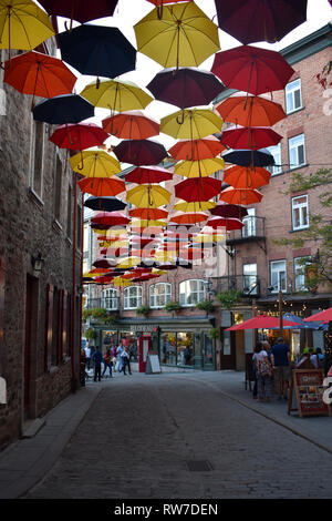 Allée parapluie dans le Vieux Québec, Québec, Canada Banque D'Images