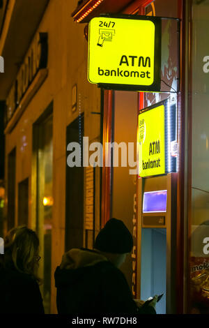 Zagreb, Croatie - 29, décembre 2018 : Les gens ramasser de l'argent sur le distributeur automatique de billets sur la rue pendant la nuit. Banque D'Images