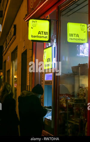 Zagreb, Croatie - 29, décembre 2018 : Les gens ramasser de l'argent sur le distributeur automatique de billets sur la rue pendant la nuit. Banque D'Images