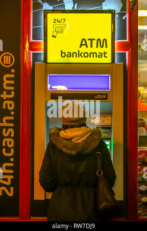 Zagreb, Croatie - 29, décembre 2018 : Les gens ramasser de l'argent sur le distributeur automatique de billets sur la rue pendant la nuit. Banque D'Images