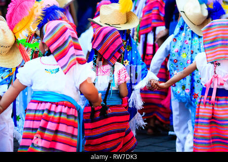 Un groupe d'enfants mexicains habillés de costumes colorés traditionnels mexicains Banque D'Images