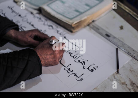 Gaza, la Palestine. 30Th Jan, 2019. Hashim Klob, 59 ans, est un artiste palestinien qui a pris en charge sa famille en tant que peintre et calligraphe depuis plus de 38 ans dans son atelier privé dans la ville de Gaza, où il écrit dans tout le coran et œuvres sur papier, bois et feuille. Credit : Yousef Masoud/Pacific Press/Alamy Live News Banque D'Images