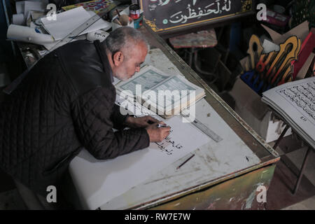 Gaza, la Palestine. 30Th Jan, 2019. Hashim Klob, 59 ans, est un artiste palestinien qui a pris en charge sa famille en tant que peintre et calligraphe depuis plus de 38 ans dans son atelier privé dans la ville de Gaza, où il écrit dans tout le coran et œuvres sur papier, bois et feuille. Credit : Yousef Masoud/Pacific Press/Alamy Live News Banque D'Images