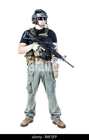 Studio shot of private military entrepreneur PMC avec fusil d'assaut. Banque D'Images