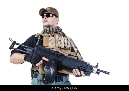 Studio shot of private military entrepreneur PMC avec fusil d'assaut. Banque D'Images