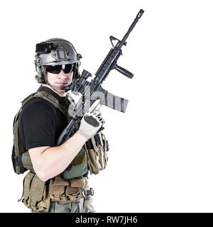 Studio shot of private military entrepreneur PMC avec fusil d'assaut. Banque D'Images