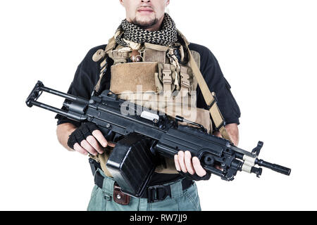 Studio shot of private military entrepreneur PMC avec fusil d'assaut. Banque D'Images