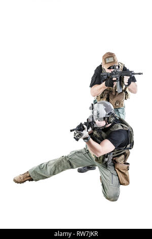 PMC private military contractors en action sur fond blanc. Banque D'Images