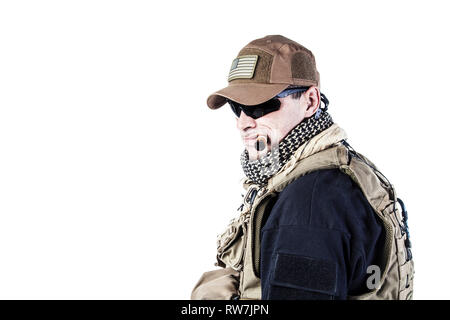 Studio shot of private military entrepreneur PMC fumer un cigare. Banque D'Images