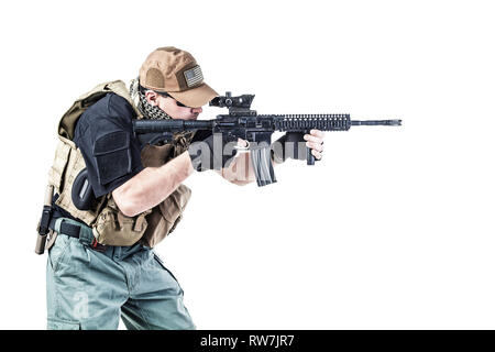 Studio shot of private military entrepreneur PMC avec fusil d'assaut. Banque D'Images