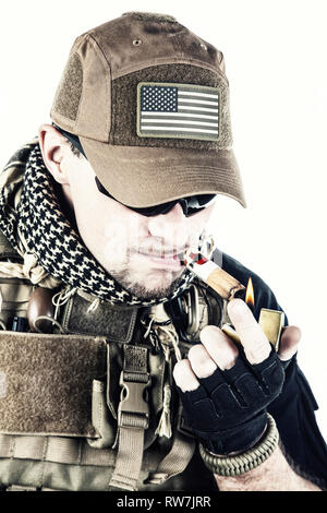 Studio shot of private military entrepreneur PMC fumer un cigare. Banque D'Images