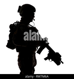 Silhouette de United States Army ranger avec fusil d'assaut. Banque D'Images