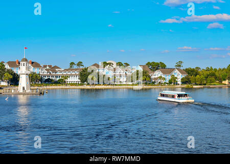 Orlando, Floride. 09 février, 2019. Taxi bateau naviguant sur le lac, avec le fond de villas et phare de la région de Lake Buena Vista (2) Banque D'Images