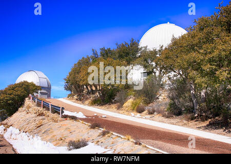 Dômes au télescope de Kitt Peak National Observatory en Arizona Banque D'Images