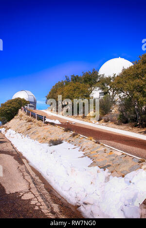 Dômes au télescope de Kitt Peak National Observatory en Arizona Banque D'Images