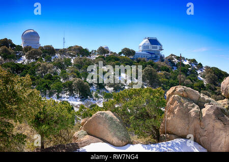 Dômes au télescope de Kitt Peak National Observatory en Arizona Banque D'Images