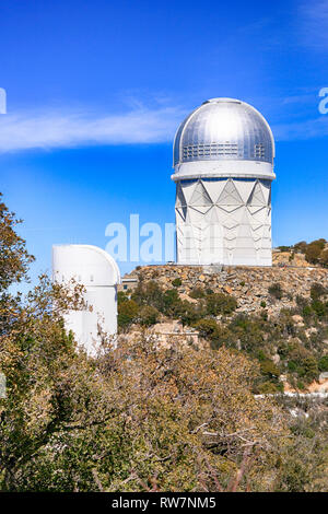 Dômes au télescope de Kitt Peak National Observatory en Arizona Banque D'Images