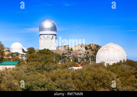 Dômes au télescope de Kitt Peak National Observatory en Arizona Banque D'Images