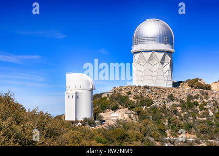 Dômes au télescope de Kitt Peak National Observatory en Arizona Banque D'Images