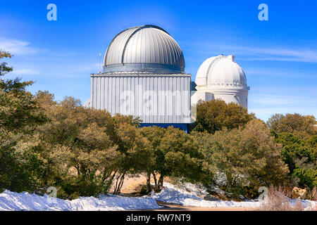 Dômes au télescope de Kitt Peak National Observatory en Arizona Banque D'Images