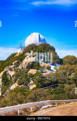 Dômes au télescope de Kitt Peak National Observatory en Arizona Banque D'Images