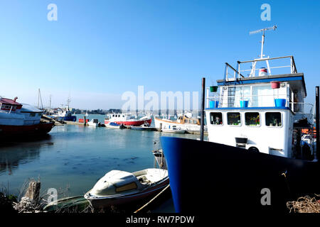 Vue depuis la route de péniches amarrées à marée haute à Bembridge Bembridge, Harbour, île de Wight, Angleterre, Grande-Bretagne, Royaume-Uni. Banque D'Images
