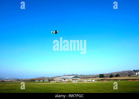 Un petit avion volant au-dessus de l'aéroport de Bembridge, île de Wight, Angleterre, Grande-Bretagne, Royaume-Uni, UK. Banque D'Images