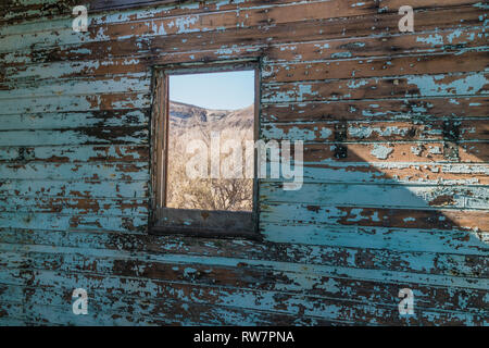 L'intérieur d'un négligé la Union Pacific caboose train voiture sur une piste de rhyolite, Nevada. C'est une ville fantôme dans l'exploitation minière Nye Comté. Banque D'Images