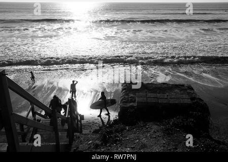 En surfant à Compton Bay, île de Wight, Angleterre, Royaume-Uni. Banque D'Images