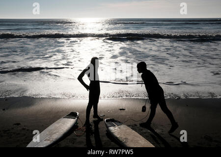 En surfant à Compton Bay, île de Wight, Angleterre, Royaume-Uni. Banque D'Images