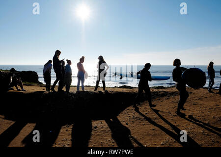 En surfant à Compton Bay, île de Wight, Angleterre, Royaume-Uni. Banque D'Images