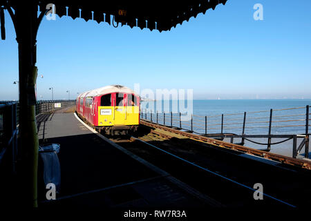 Une île de classe 483 Ligne de multiples unités de Train arrivant en gare de Esplanade Ryde Ryde Pier Head station sur Ryde pier, à l'île de Wight, au Royaume-Uni. Banque D'Images