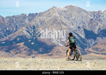 Mt Cheeseman, Canterbury, Nouvelle-Zélande, le 2 mars 2019 : Une femme arrive au sommet de la piste de vélo de montagne à prendre dans la vue imprenable sur la vallée Banque D'Images