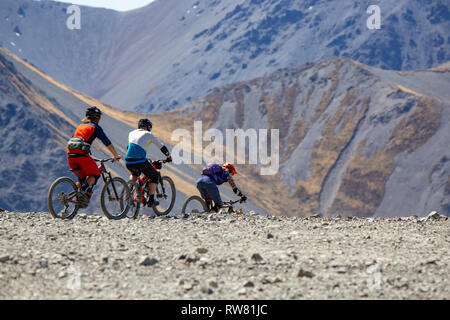 Mt Cheeseman, Canterbury, Nouvelle-Zélande, le 2 mars 2019 : vélo de montagne partez sur le sentier du haut de la montagne Banque D'Images