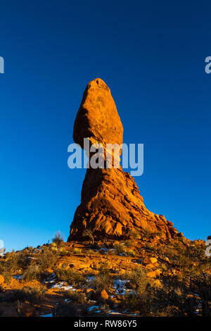 L'une des caractéristiques les plus populaires de Arches National Park, Balanced Rock pèse autant qu'un navire ou d'un brise-glace 27 rorqual bleu. Photographie avec après Banque D'Images