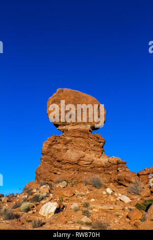 L'une des caractéristiques les plus populaires de Arches National Park, Balanced Rock pèse autant qu'un navire ou d'un brise-glace 27 rorqual bleu. Photographie avec après Banque D'Images