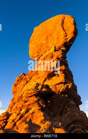 L'une des caractéristiques les plus populaires de Arches National Park, Balanced Rock pèse autant qu'un navire ou d'un brise-glace 27 rorqual bleu. Photographie avec après Banque D'Images