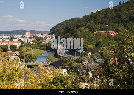 Route à travers la ville de Sighisoara Tarnava Mare avec la rivière en automne, Roumanie, Europe de l'Est Banque D'Images